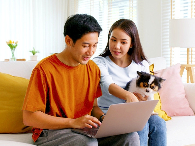 คู่รักวางแผนทำประกันชีวิต